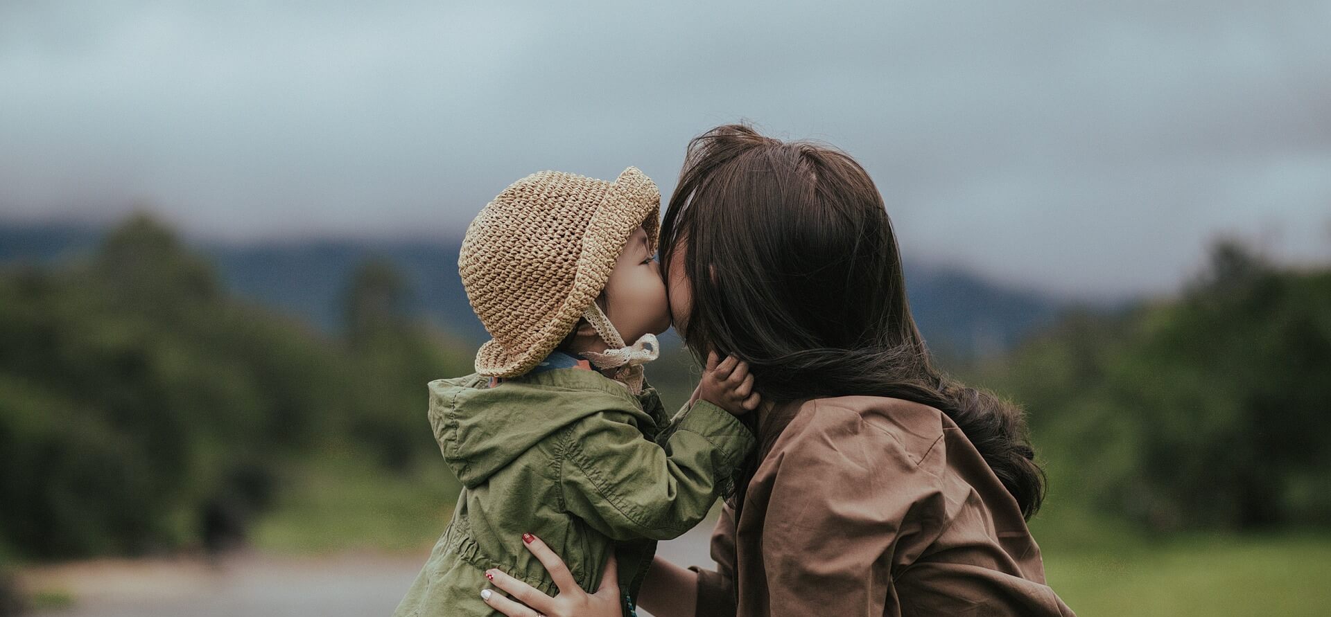 https://pixabay.com/photos/mother-daughter-kiss-parent-child-6935336/